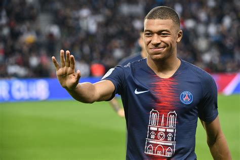 mbappé gagne combien par mois